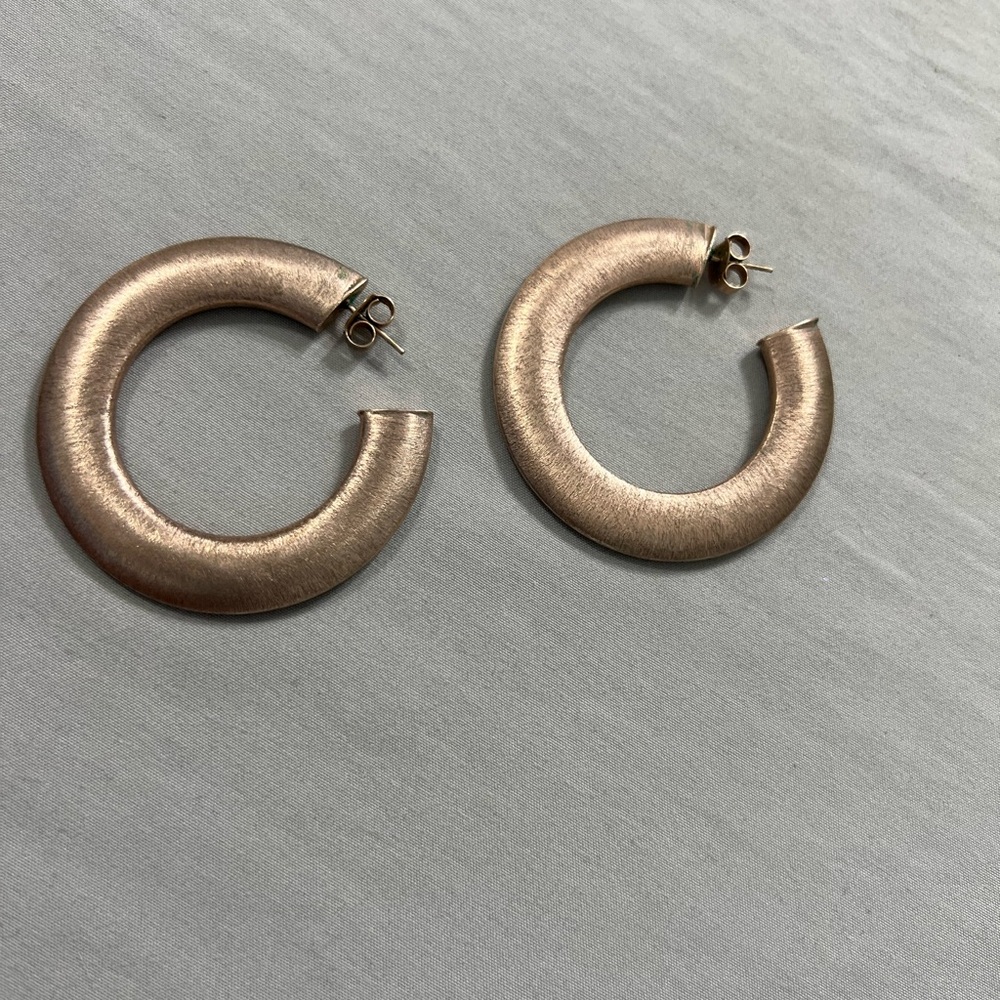 Gold Minimalist Earrings with Modern Design